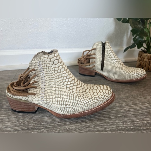 Freebird by Steven JoJo Lace Back Snake Print Ankle Bootie in Cream. Size 8 - Picture 2 of 7